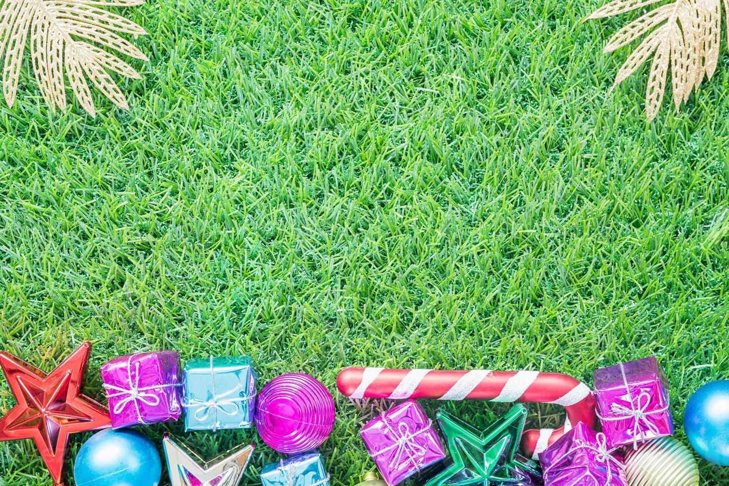 weihnachtsdekoration auf grünem gras mit kopienraum foto