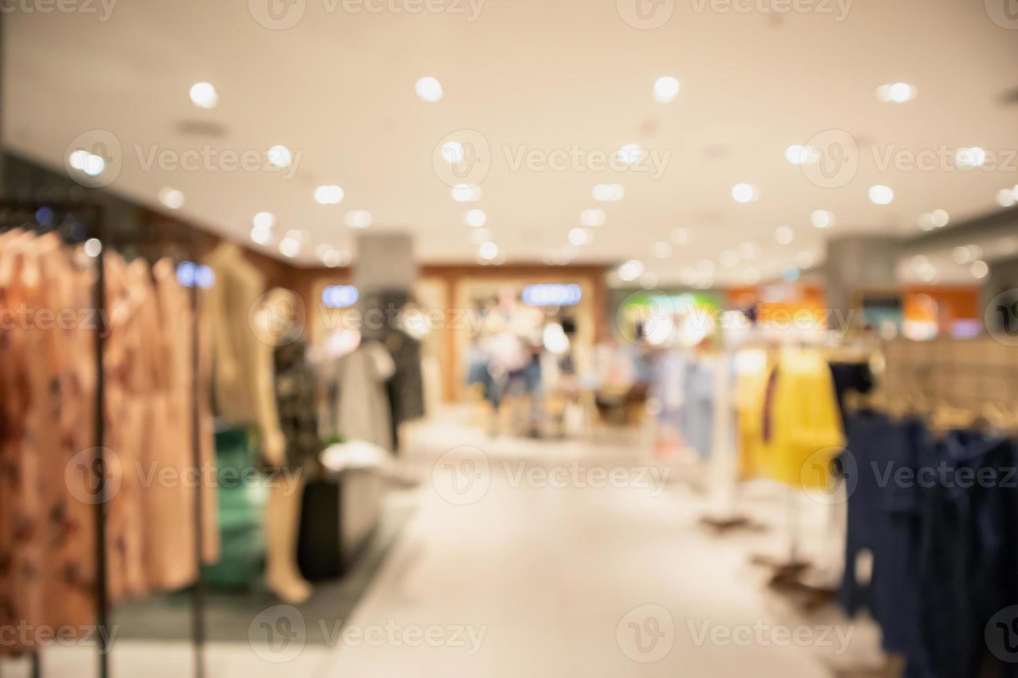 Frau modische Boutique Bekleidungsgeschäft Schaufenster im Einkaufszentrum Unschärfe defokussierten Hintergrund foto