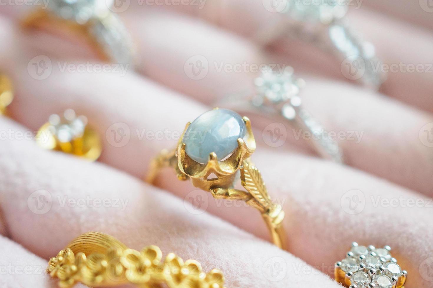 Diamant-Edelstein-Saphir-Ring und Ohrringe aus Gold und Silber in einer luxuriösen Schmuckschatulle foto