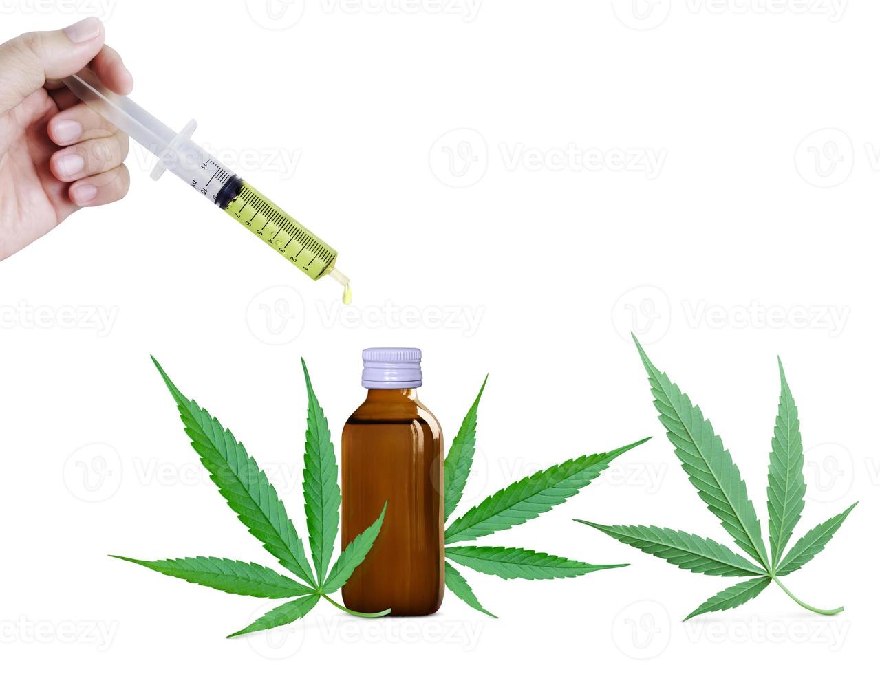 ärzte halten flasche cannabisöl in pipette, hanfprodukt, cbd-cannabisöl. medizinisches Marihuana-Konzept. foto