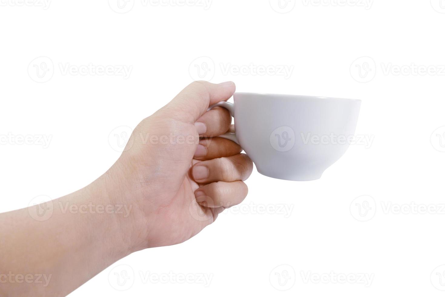 Hand, die eine weiße Kaffeetasse auf einem weißen Hintergrund hält foto