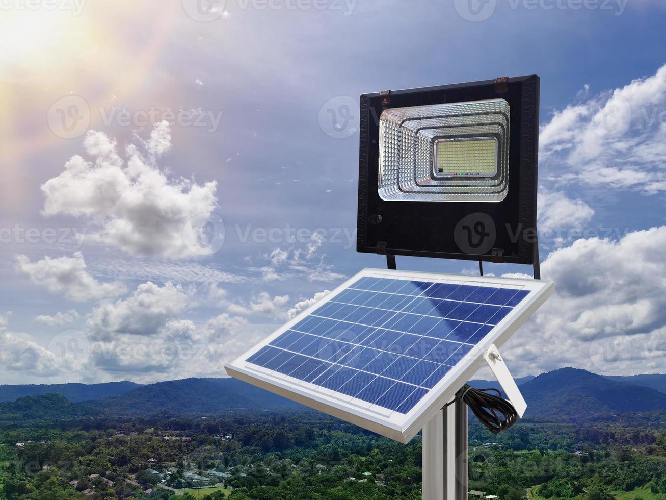 Photovoltaikstrahler nutzen Sonnenenergie. Es gibt Berge und Bäume im Hintergrund. reines Energiekonzept foto