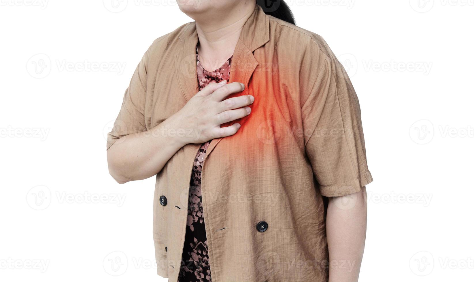 Eine Frau, die ihre Hand auf ihrer Brust hält, hat einen Herzinfarkt. isoliert auf weißem Hintergrund foto