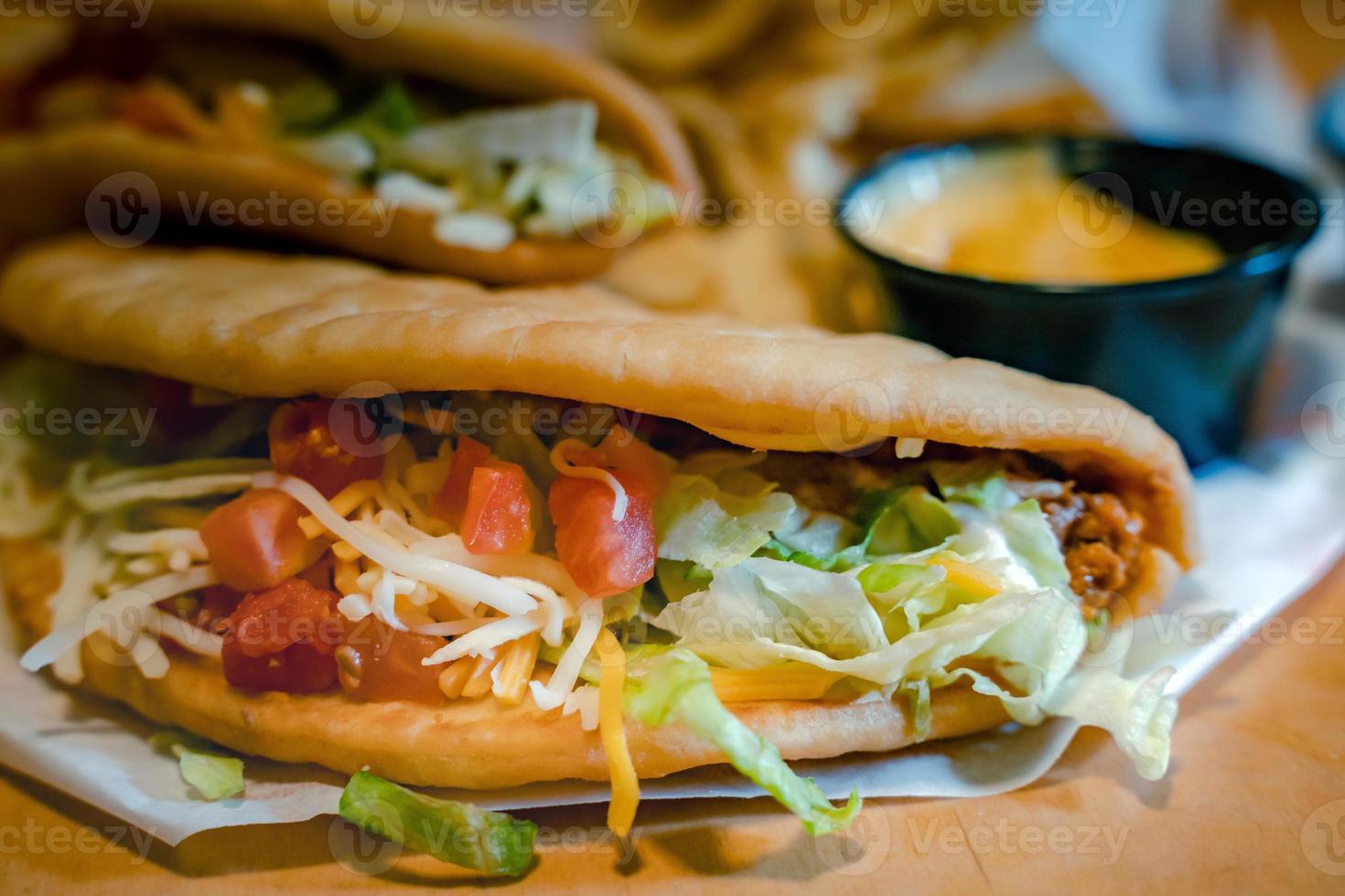 tacos mit mangosalsa und chips. gemischtes mexikanisches essen guacamole, nachos, fajita, fleischtacos. Ansicht von oben. Tex-Mex-Küche. foto