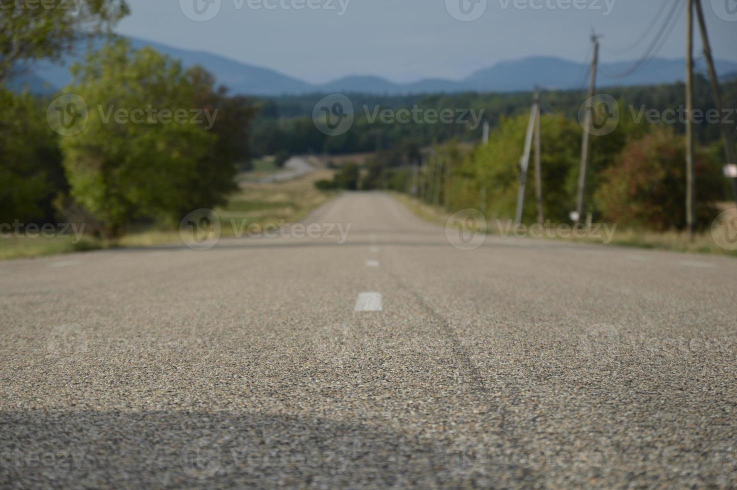 lange asphaltstraße auf dem land, frankreich foto