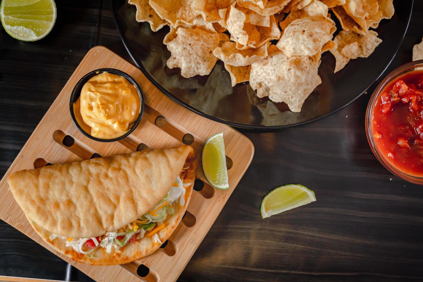 Tacos mit Mangosalsa und Chips. gemischtes mexikanisches essen guacamole, nachos, fajita, fleisch tacos. Ansicht von oben. Tex-Mex-Küche. verschiedene Vorspeisen. Küche von Mexiko foto