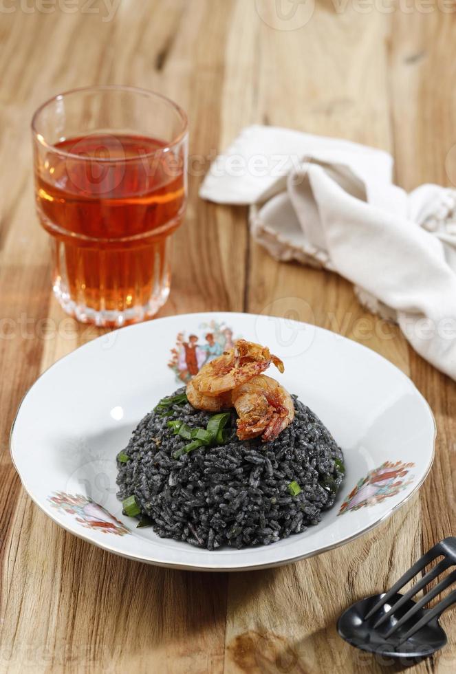 Nasi Goreng Cumi Hitam, gebratener Reis mit schwarzer Tintenfischtinte foto