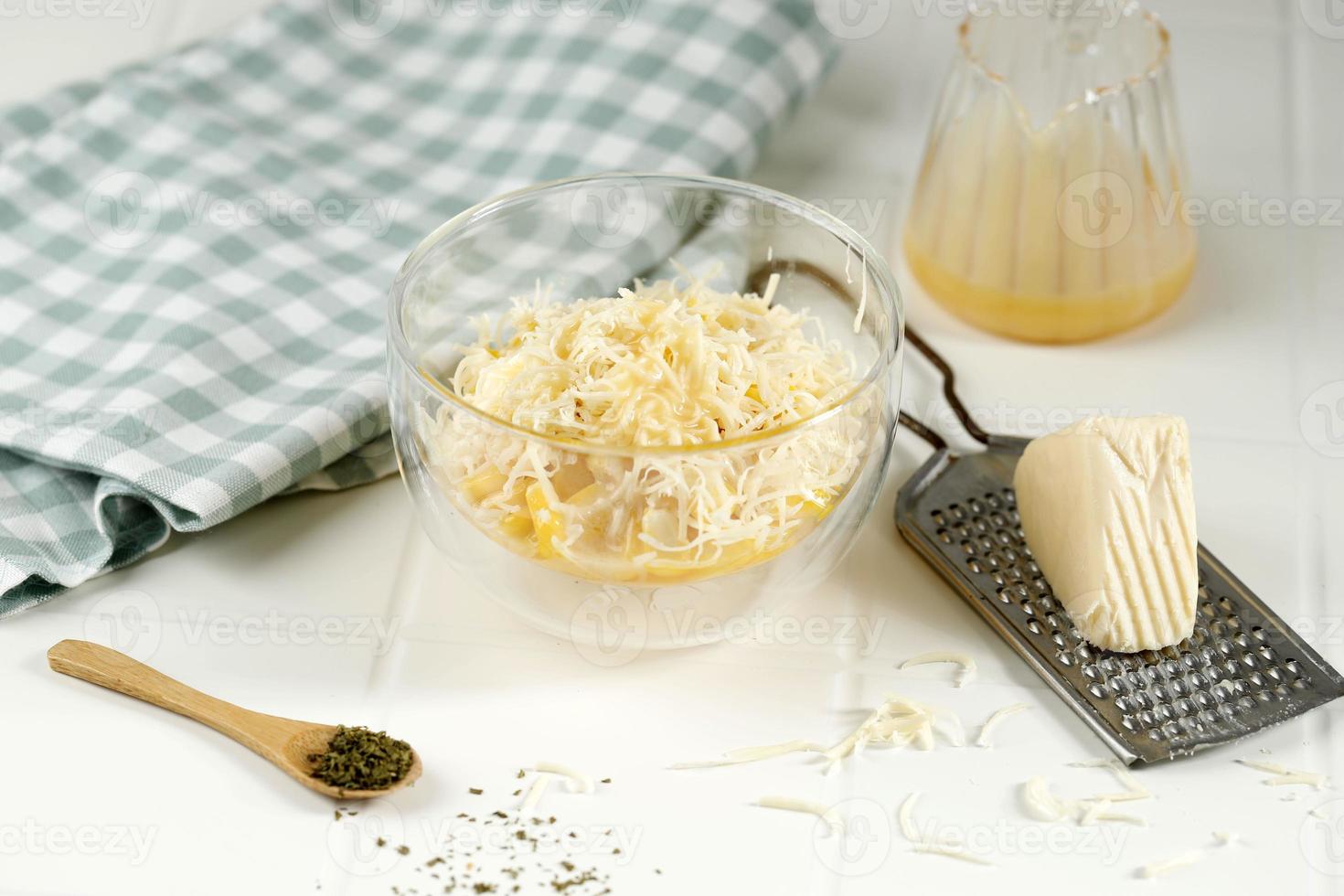 cremiger Mais mit geriebenem Käse foto