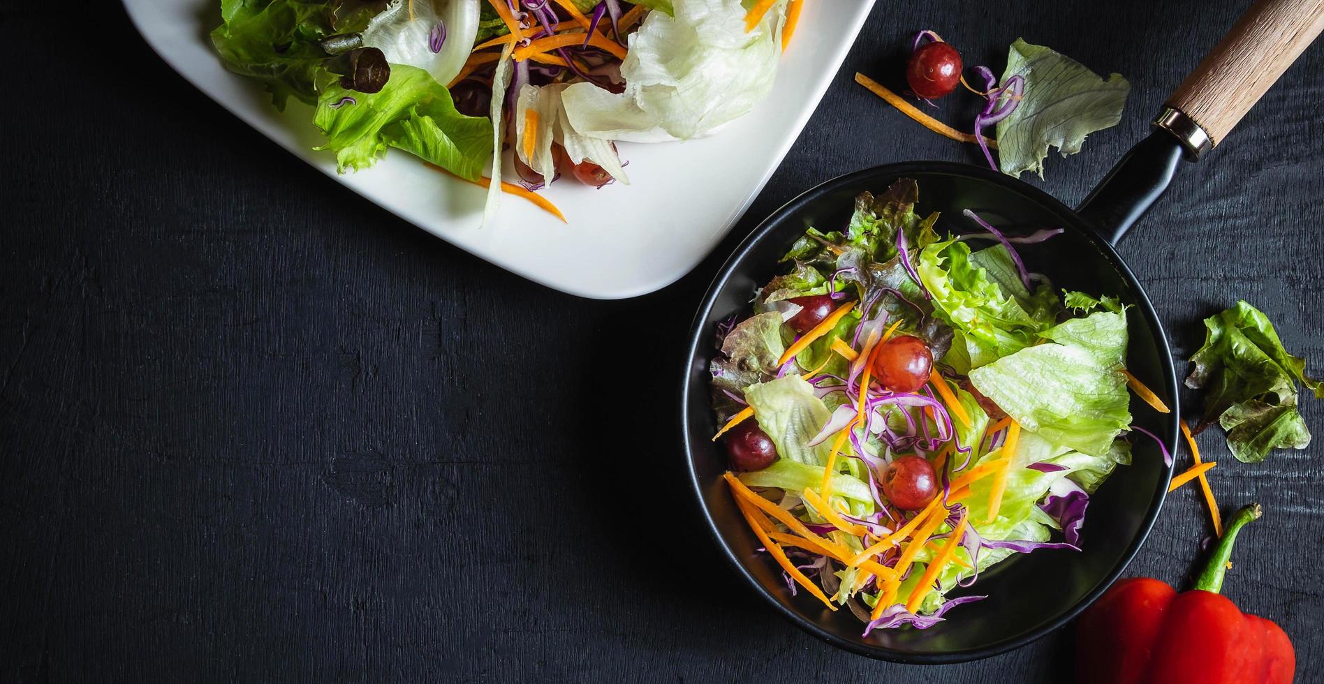 Draufsicht auf hausgemachtes Menü gesunder Gemüsesalat aus frischen Tomaten, garniert mit Salatdressing auf dem Teller foto