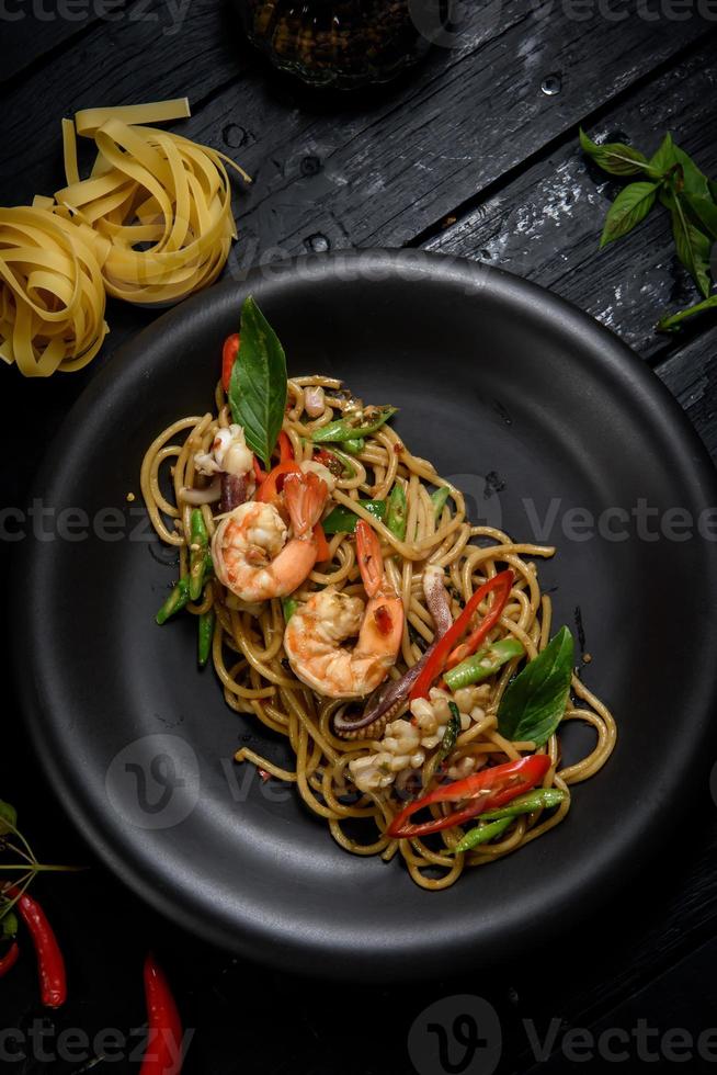 Spaghetti mit Garnelen und Tomatensauce, italienische Küche foto