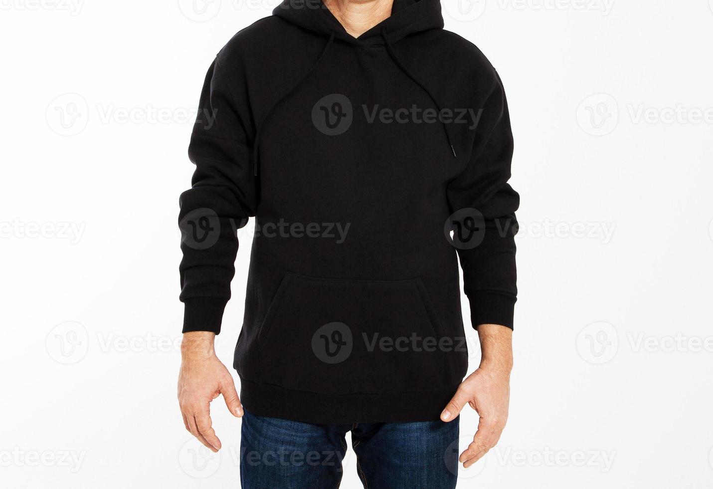 Mann im schwarzen Sweatshirt auf weißem Hintergrund - männlicher Hoodie mock-up, schwarze Kapuze leer foto