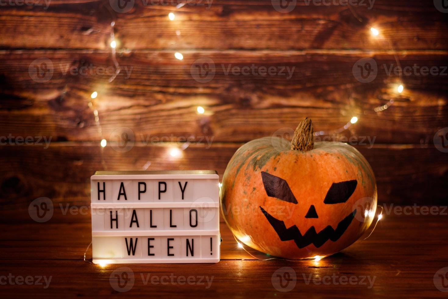 Fröhliches Halloween. traditionelle kürbislaterne und kerzen auf hölzernem hintergrund. foto