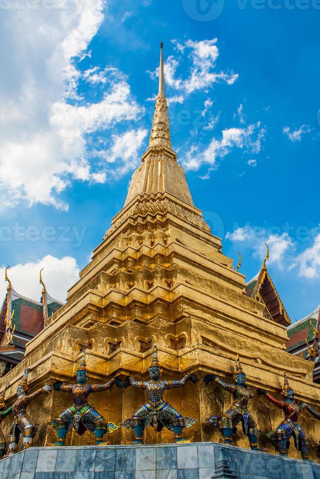goldene Pagode in Wat Pra Keaw, Bangkok foto