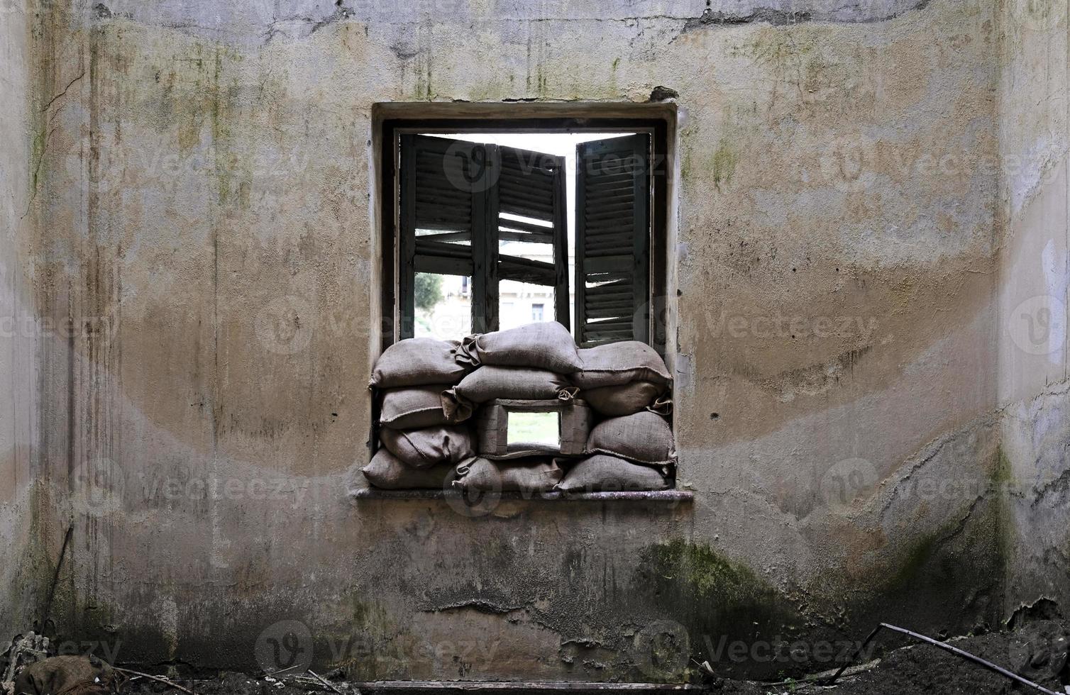 verlassenes haus mit sandsäcken am fenster in der pufferzone grüne linie in nikosia, zypern foto