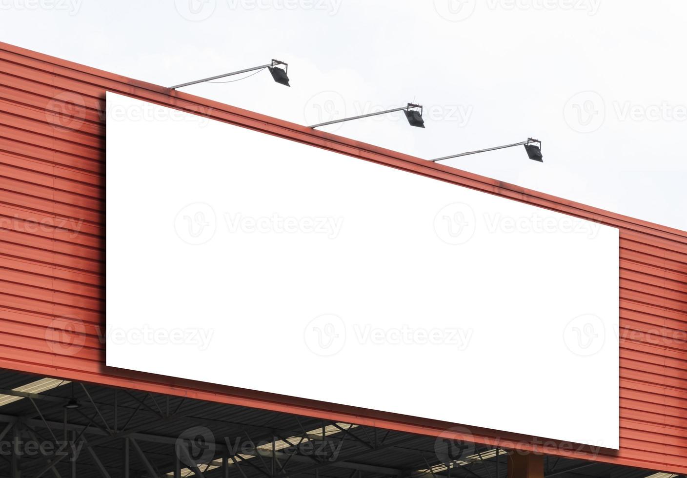 mock-up-plakatwand auf orangefarbenem gebäude auf weißem hintergrund foto