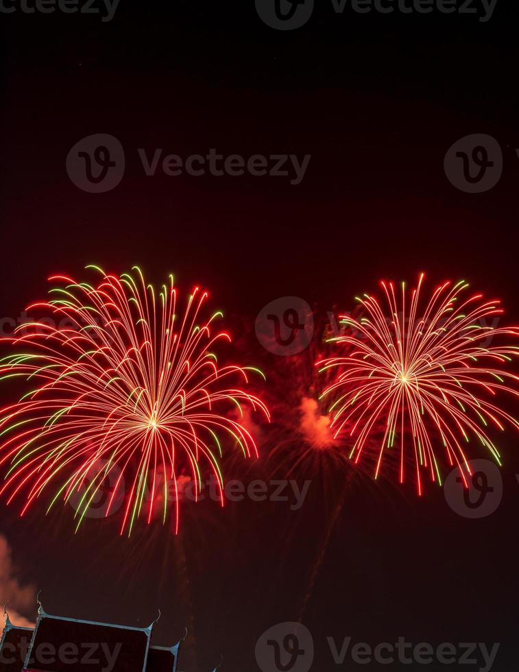 Feuerwerksfeier am dunklen Himmel foto