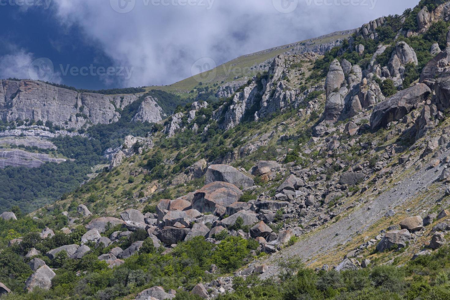 Berglandschaft, Felsen mit eingestürzten riesigen Felsbrocken vor einem Himmel mit Wolken. foto