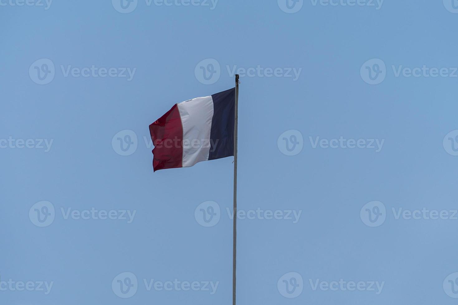 französische Flagge im Hintergrund des blauen Himmels foto