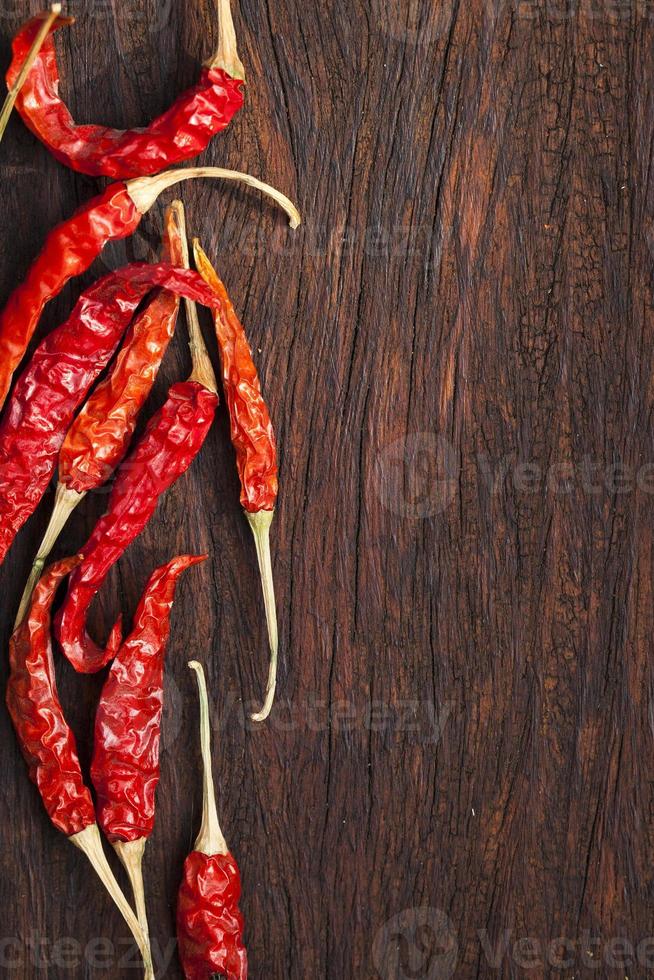 sonnengetrockneter roter Chilipfeffer auf einem hölzernen Hintergrund. foto