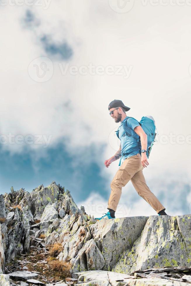 Mann geht zwischen Felsen in den Bergen foto