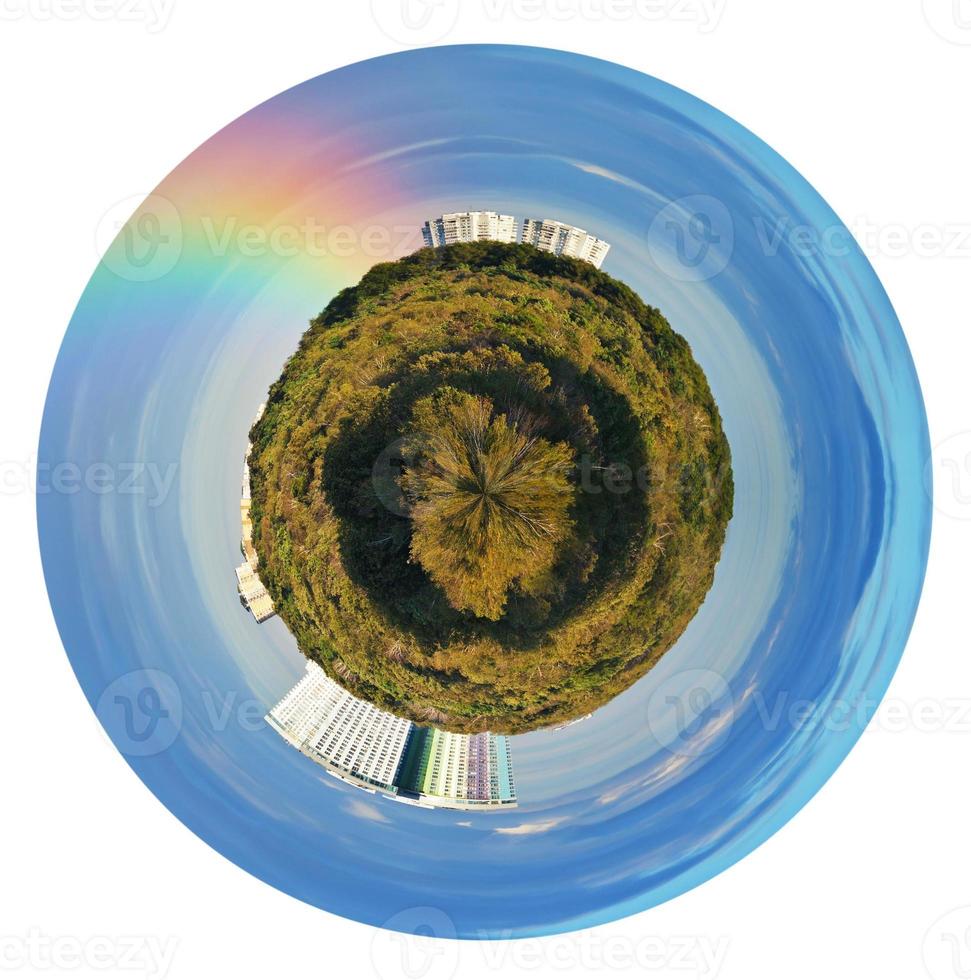 städtisches sphärisches Panorama mit Regenbogen im blauen Himmel foto