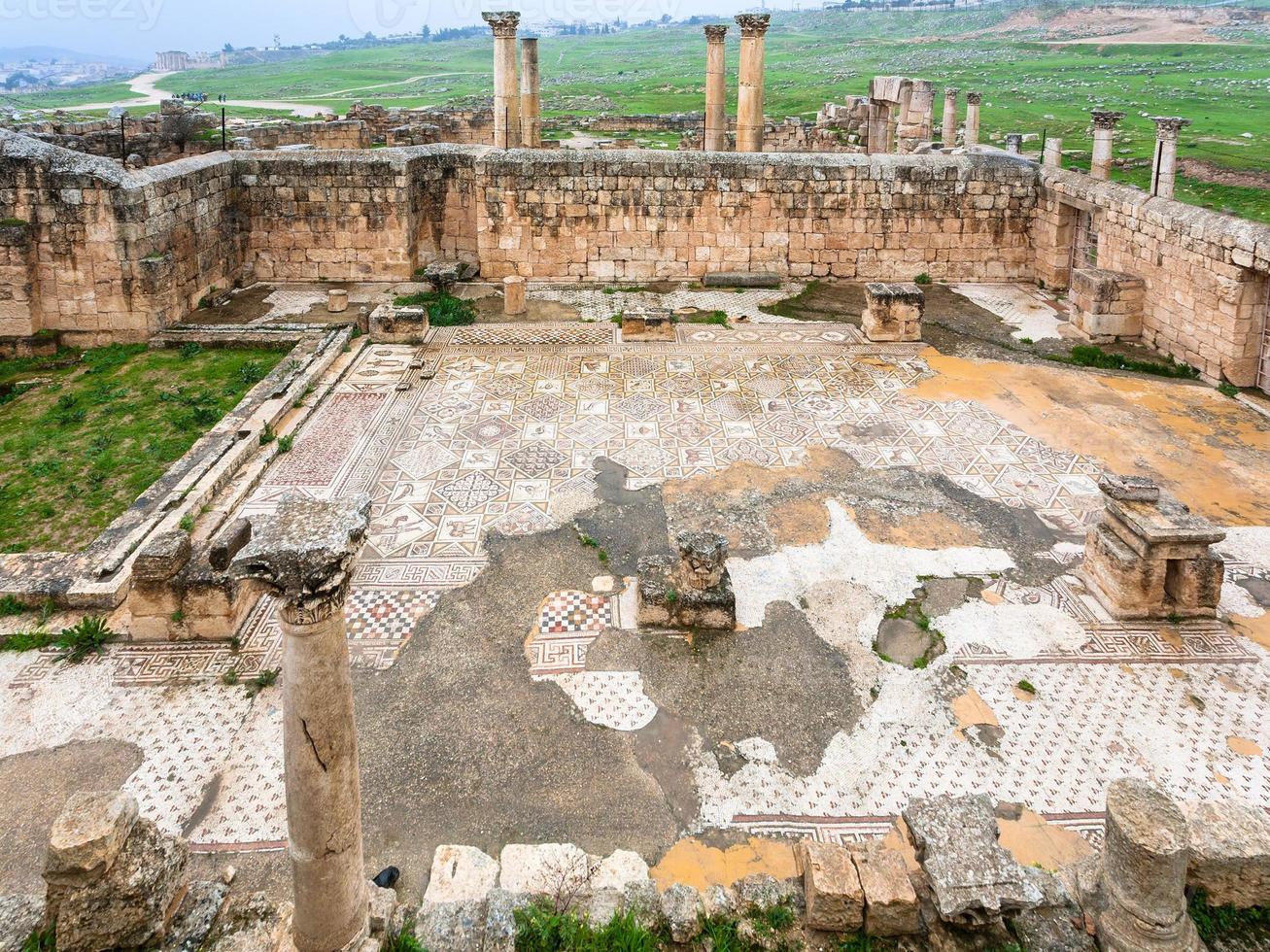 ruine der alten christlichen kirche in der stadt jerash foto