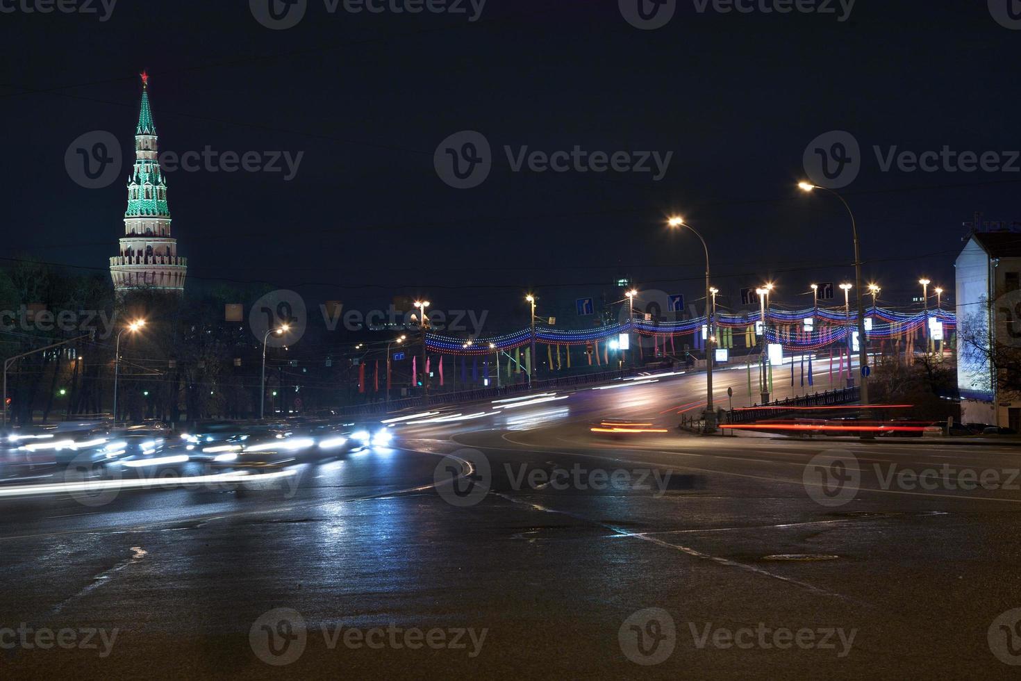blick auf die große steinbrücke in moskau bei nacht foto