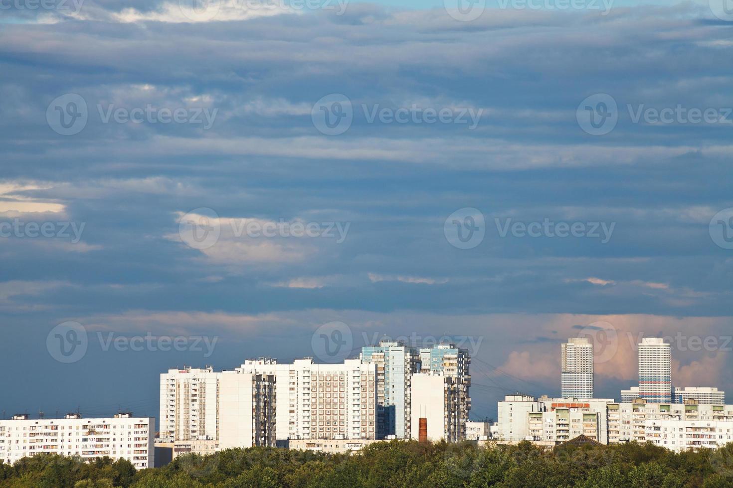 blaue Regenwolken über Wohngebiet foto