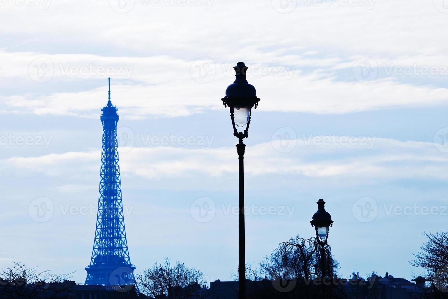 eiffelturm in paris am blauen sonnenuntergang foto