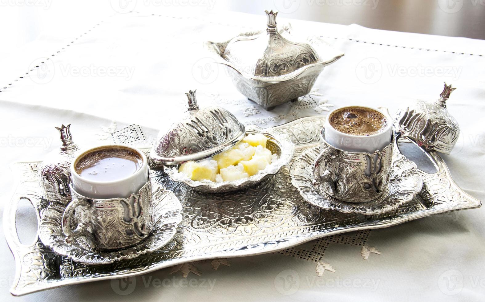 türkischer Kaffee mit Genuss und traditionellem Silber-Servierset foto