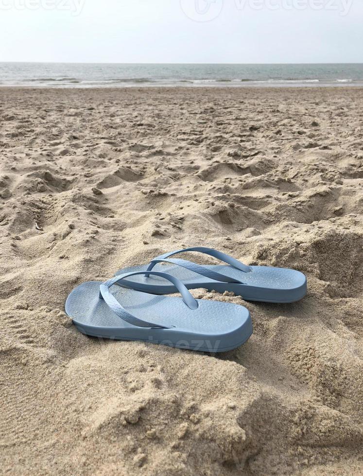 Paar Flip-Flops am Strand foto