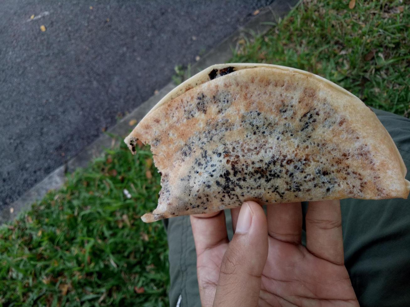 ein traditioneller indonesischer halbkreiskuchen namens lekker foto