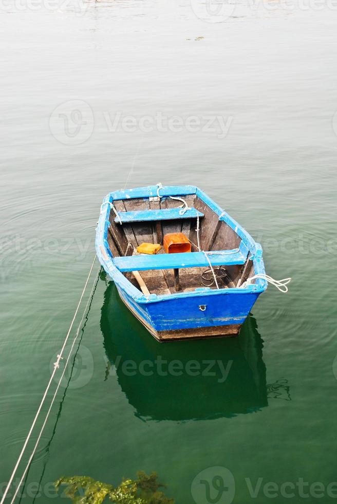 Blaues Boot im Wasser am Golf von Biskaya foto