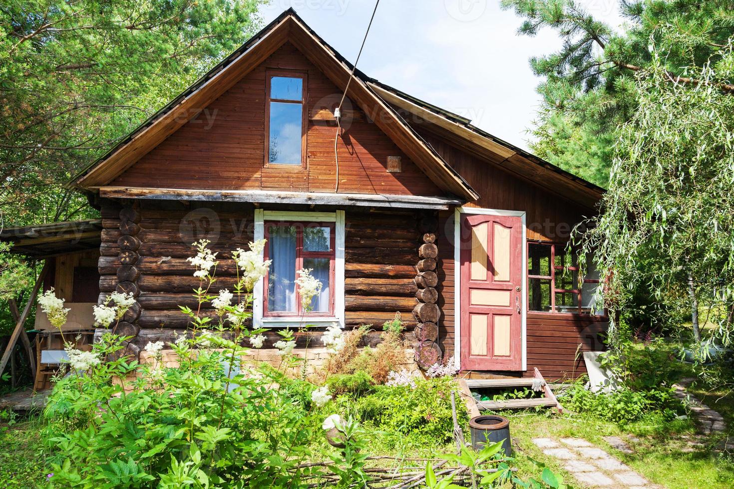 Vorderansicht des Blockhauses im russischen Dorf foto