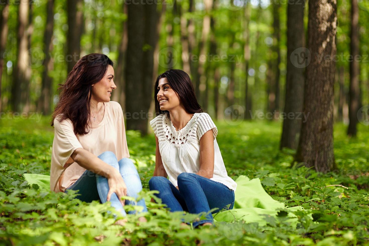 Mutter und Tochter unterhalten sich in einem Park foto