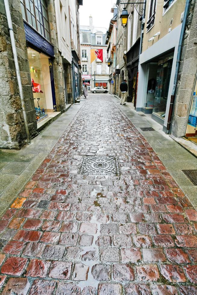 alte gepflasterte straße in dinan foto