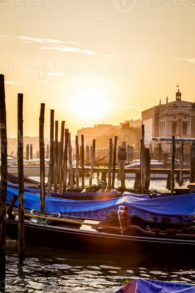 Blick auf Venedig bei Sonnenuntergang mit Gondeln foto