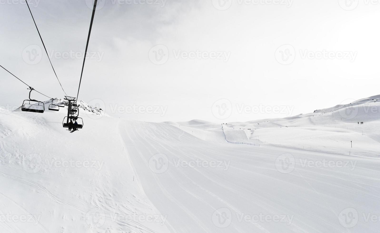 skispuren und skilift im paradiski-gebiet, frankreich foto