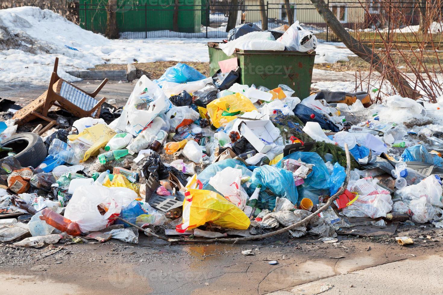 städtischer Müllcontainer in der Stadt foto