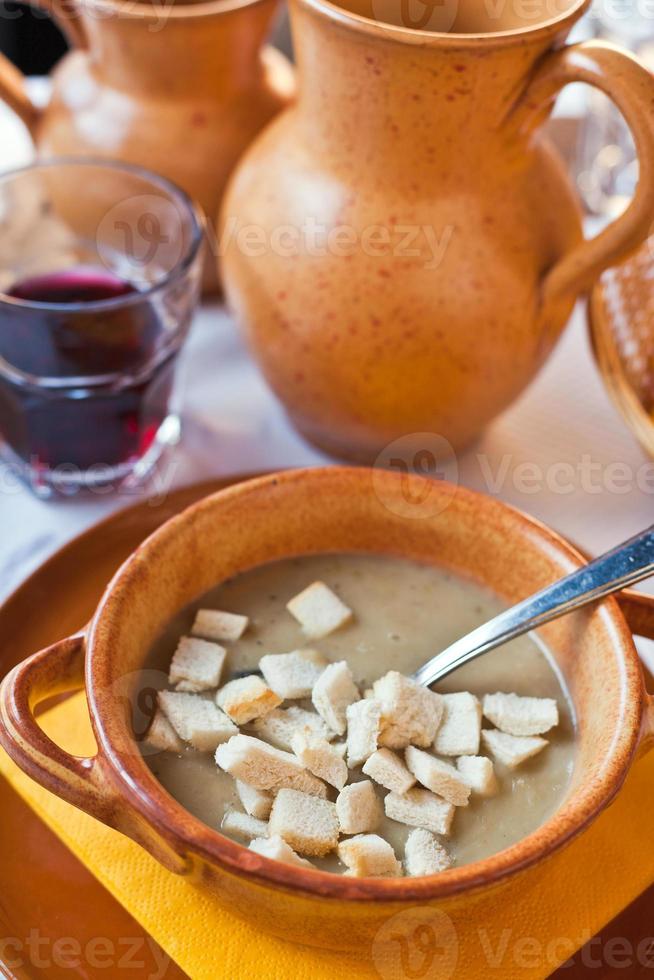 lokale Ferrara-Suppe mit warmen Croutons foto