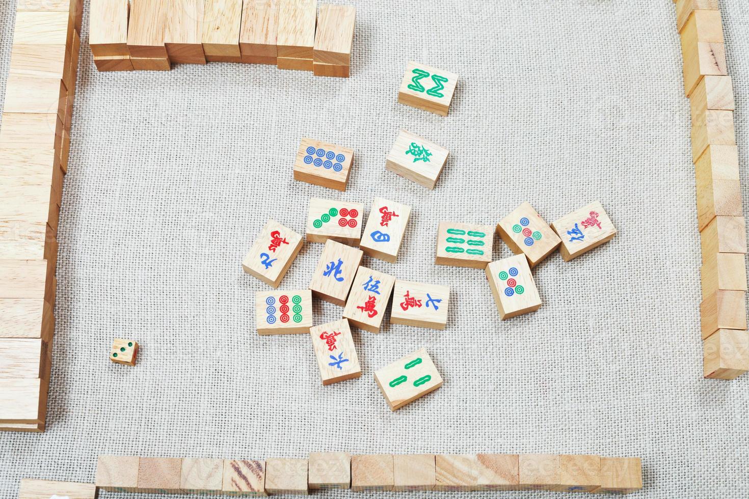 Mahjong-Brettspiel auf Textiltisch spielen foto