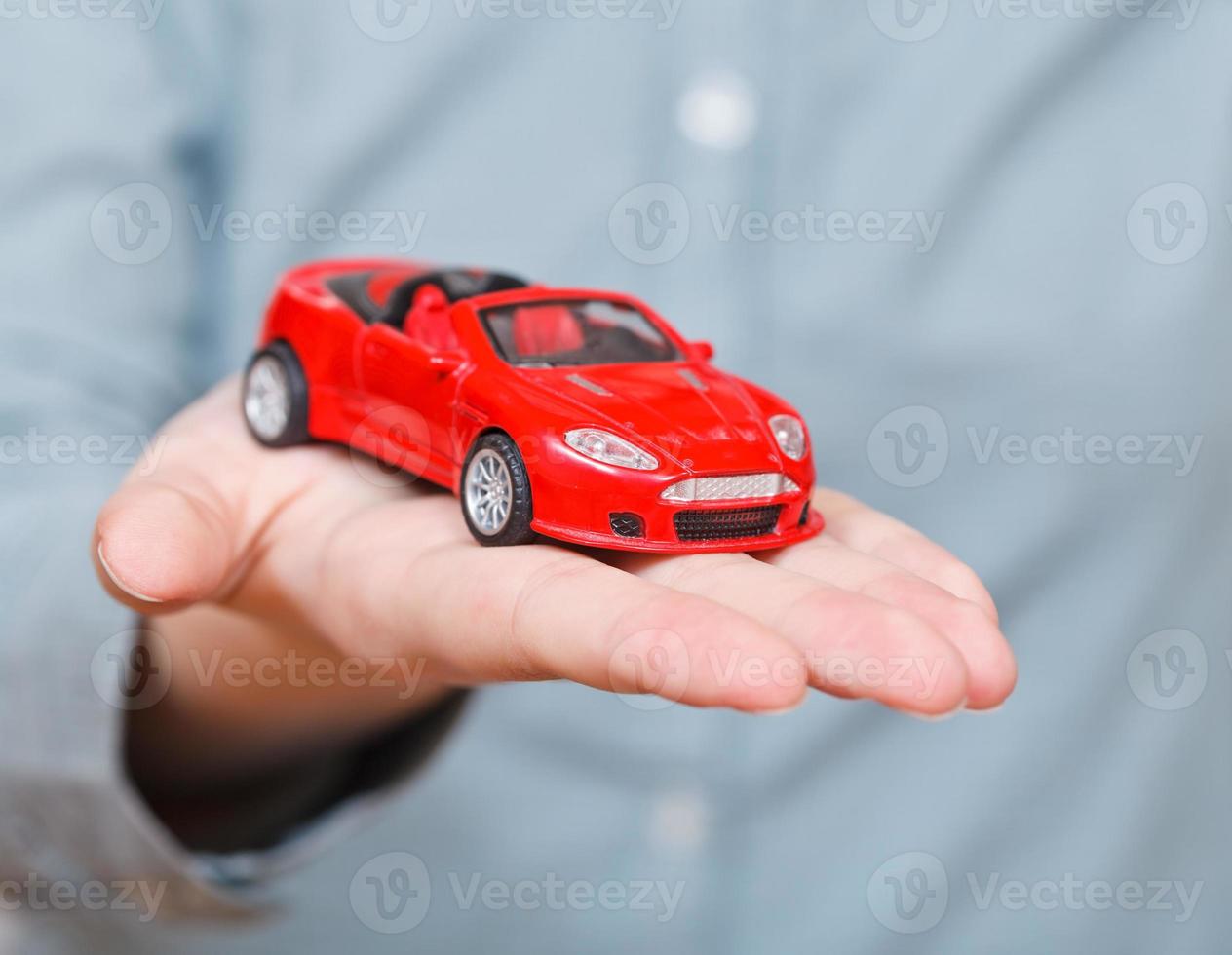 neues rotes Auto auf der Handfläche foto
