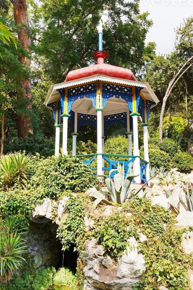 pavillon auf steinen im nikitsky botanischen garten foto