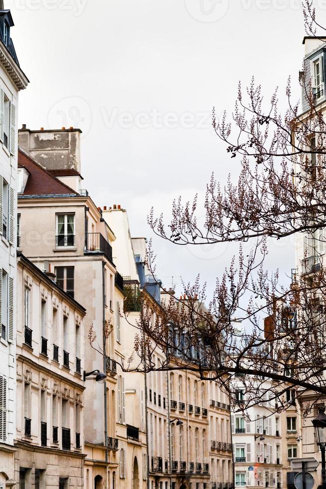 Pariser Gebäude im Frühjahr foto