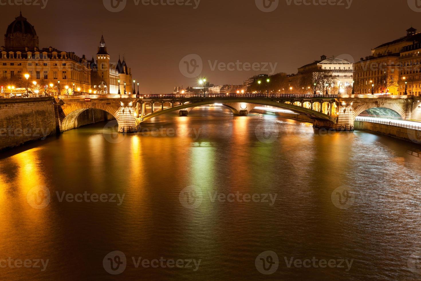 Nachtpanorama der Seine in Paris foto