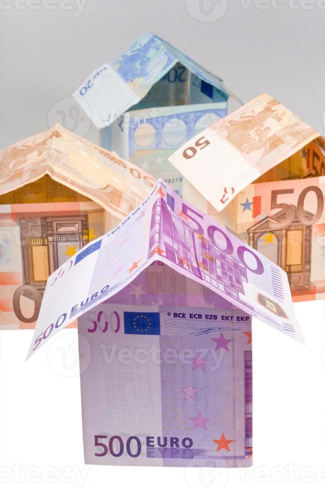 teure Häuser aus Euro-Banknoten foto