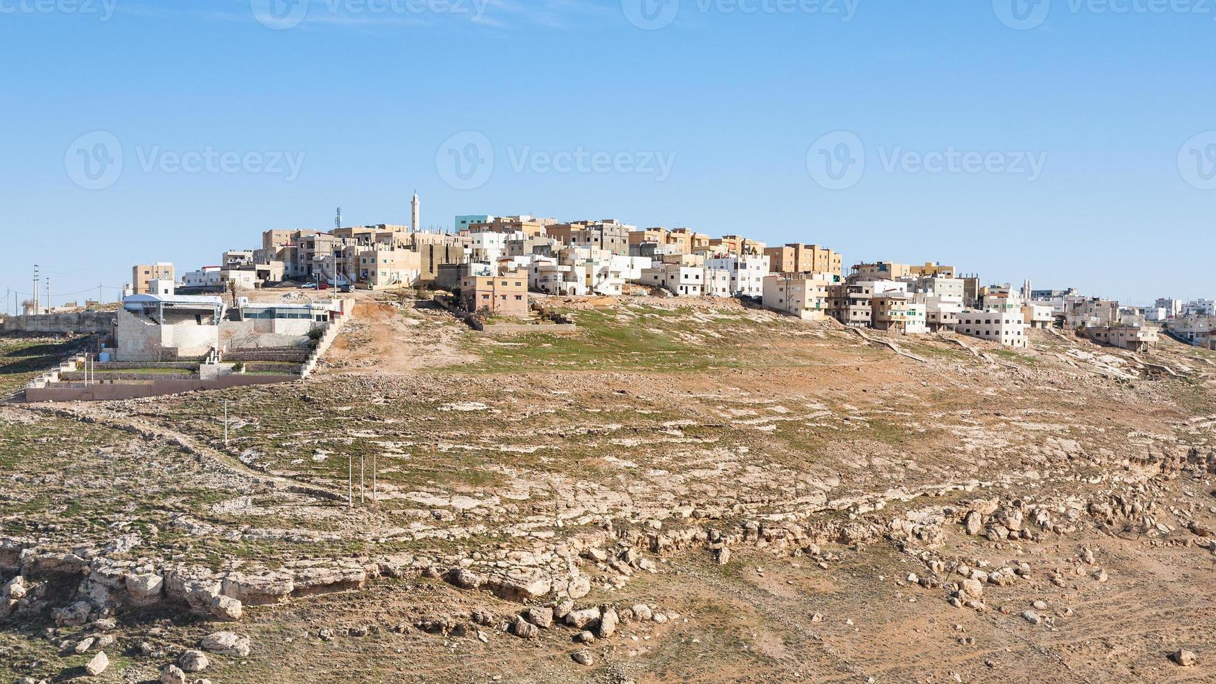 ansicht der stadt al-karak in jordanien im winter foto