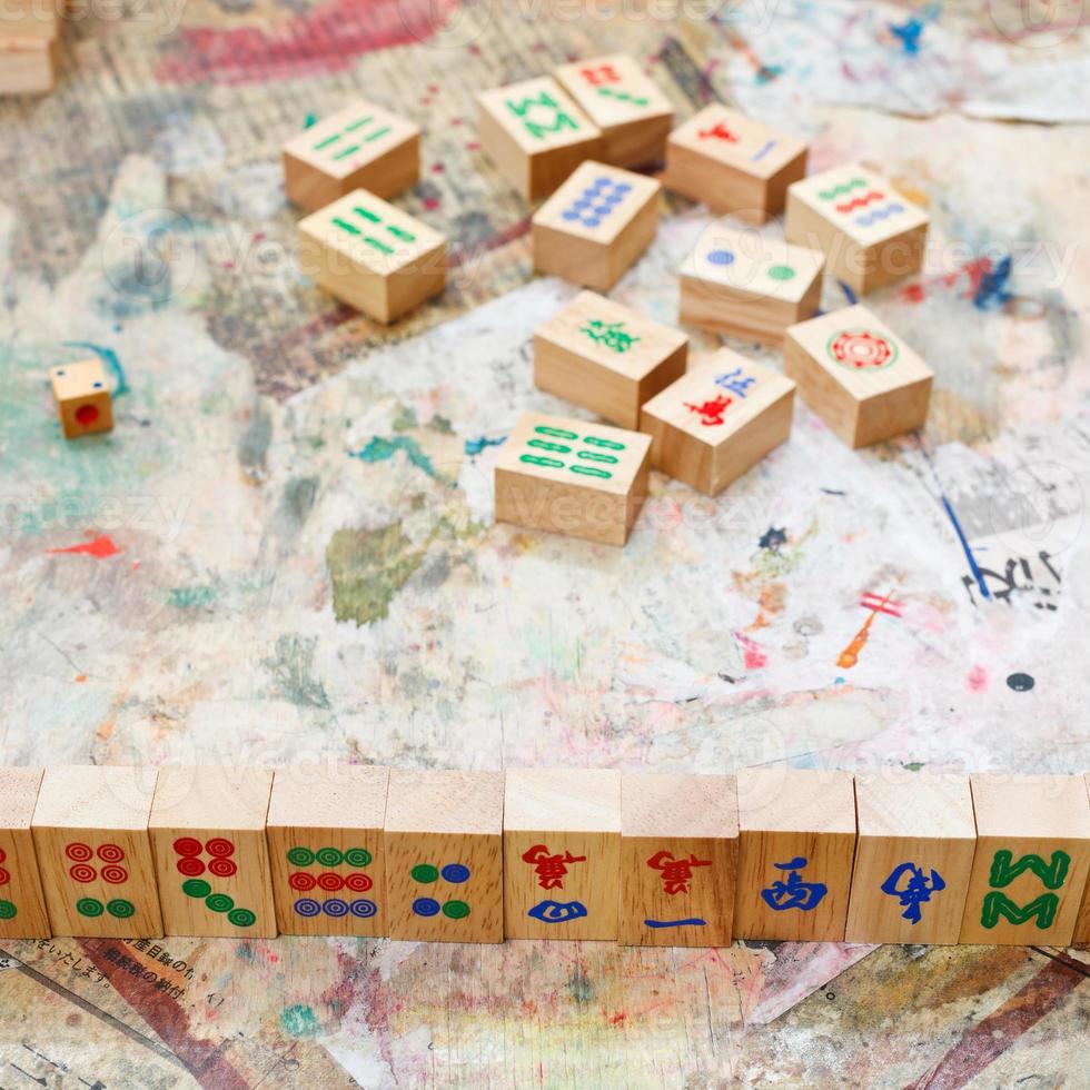 Holzfliesen auf der Hand des Spielers im Mahjong-Spiel foto