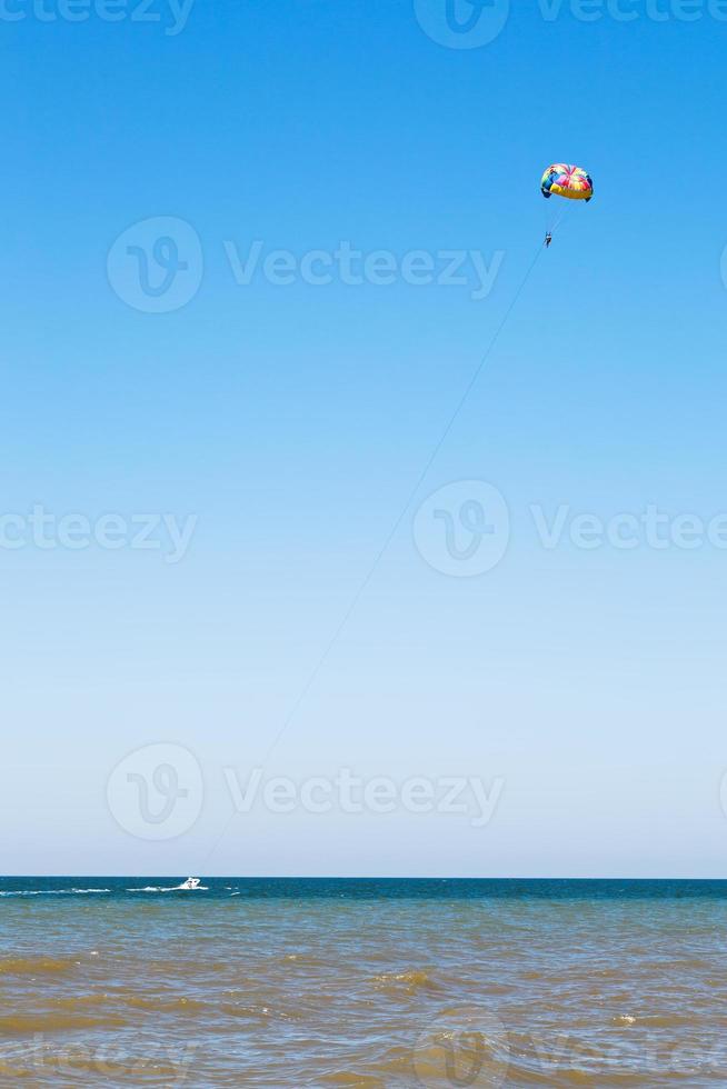 Parasailing auf dem Asowschen Meer foto