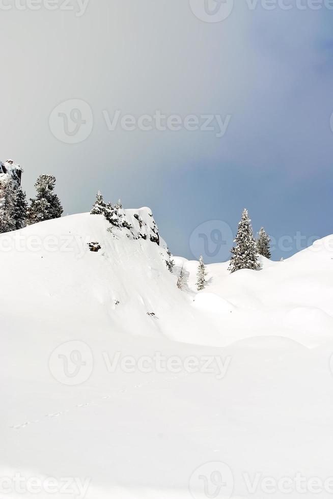 Schneebedeckter Berghang in den Dolomiten, Italien foto